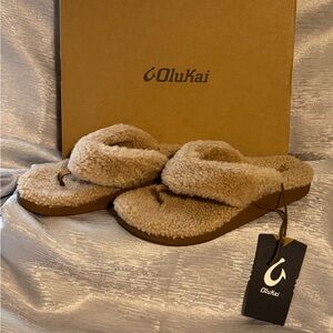 OluKai Kipe’a Heu Shearling Flip Flops | Tan | Women’s 8 | NWT and Box
